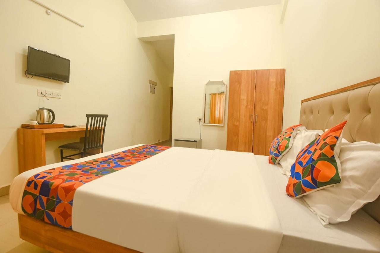 Fabexpress De Classio With Pool - Nr Candolim Beach Hotel Buitenkant foto